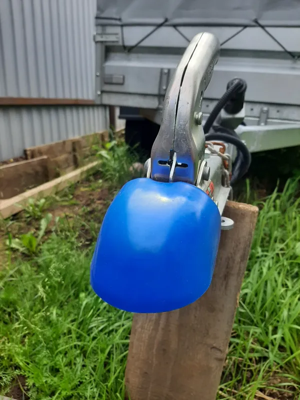 Trailer coupler head protective cover red and blue